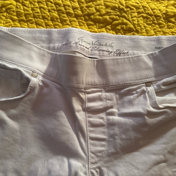 Gloria Vanderbilt below knee shorts!  Great condition - Picture 4 of 5